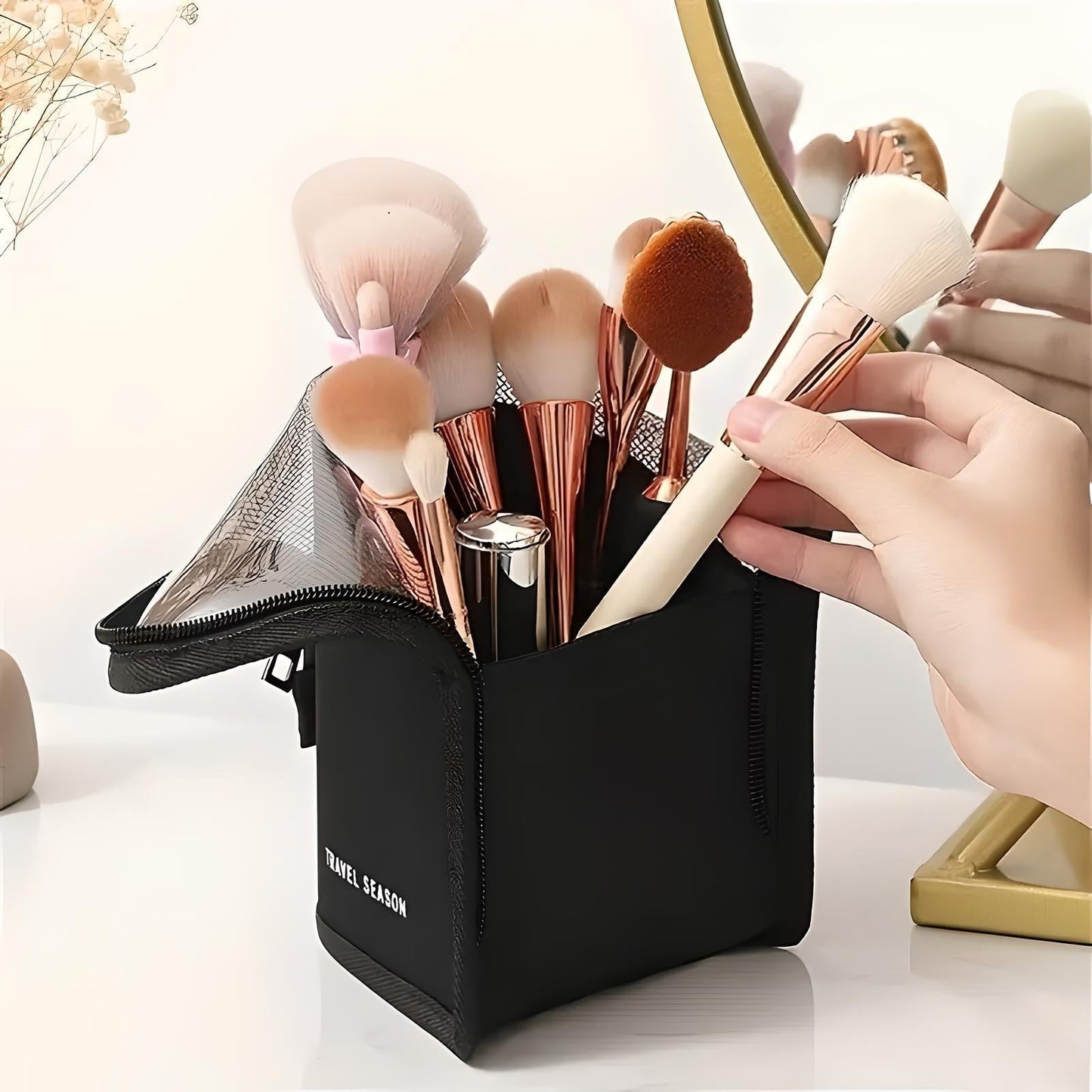 Scarlett | Compact and spaciously designed makeup pouch 3