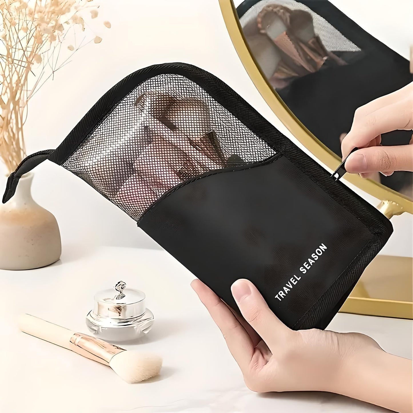 Scarlett | Compact and spaciously designed makeup pouch 5