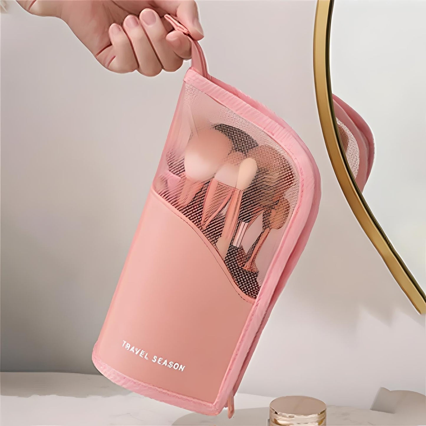 Scarlett | Compact and spaciously designed makeup pouch 4