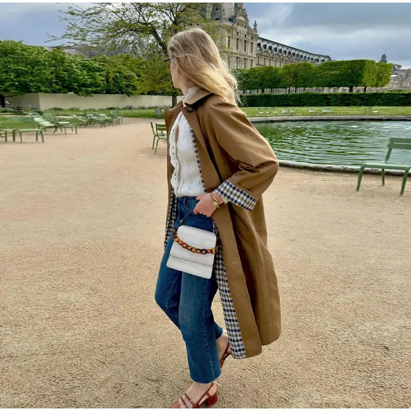 Manteau long doublure à carreaux – Élégance urbaine intemporelle