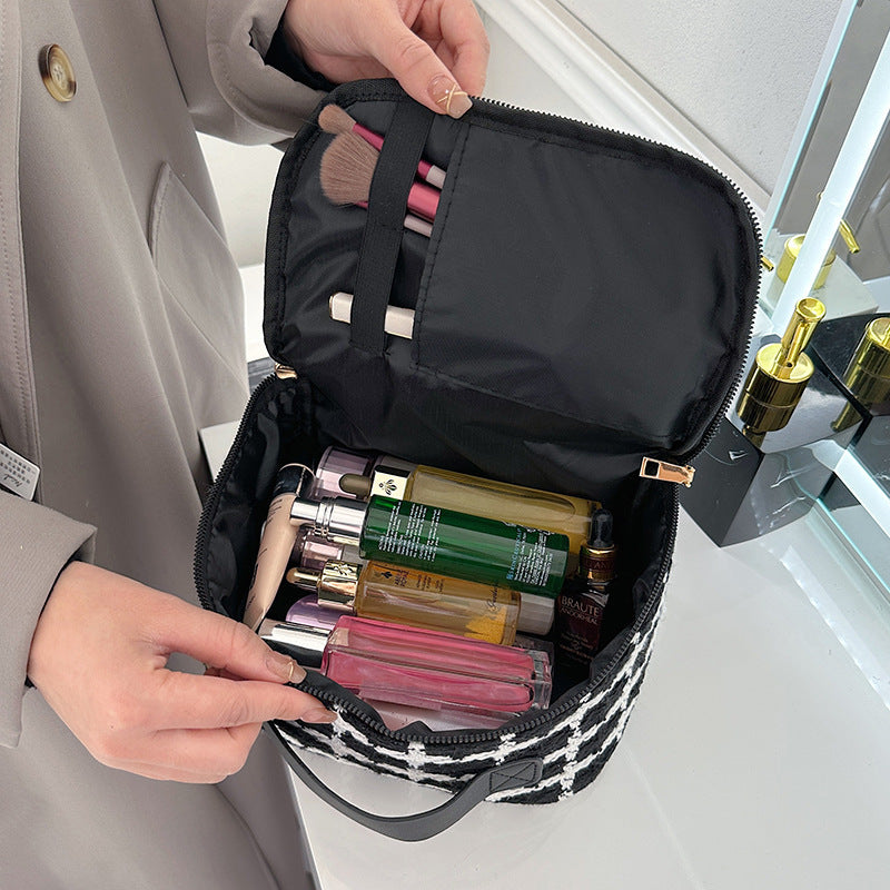 Harper | Stylish and Spacious Cosmetic Storage Bag 2