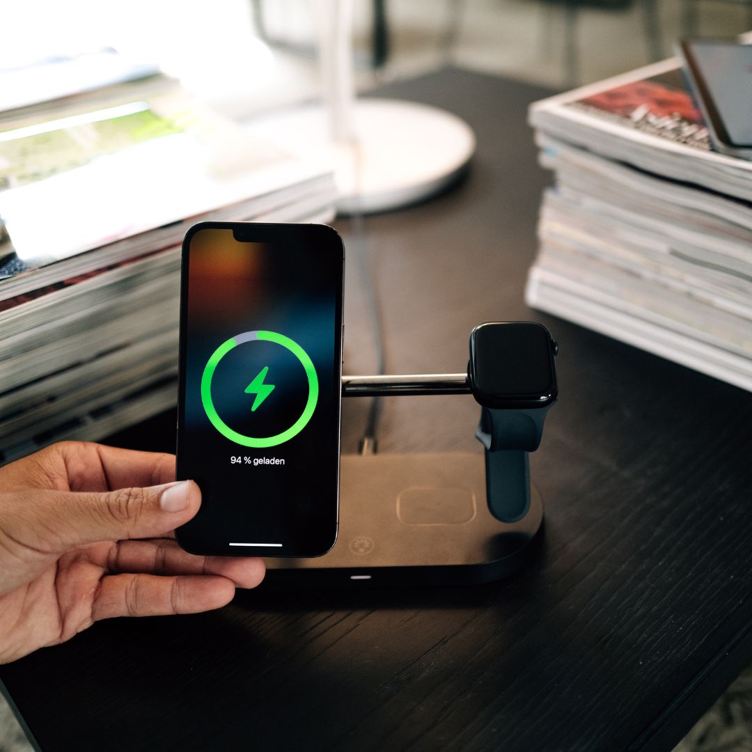 3-in-1-wireless charger for smartphone, smartwatch and earphone speed station with a modern design 5