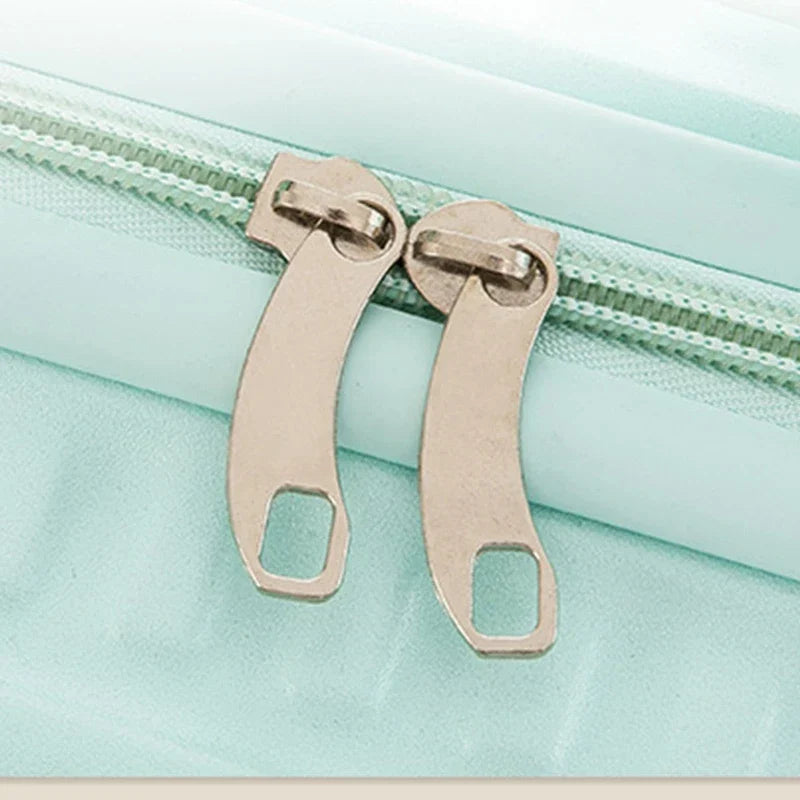 Iliana | Stylish and lightweight makeup case with multiple compartments 4