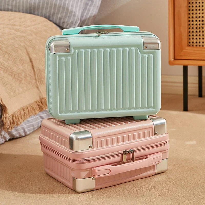 Iliana | Stylish and lightweight makeup case with multiple compartments 5