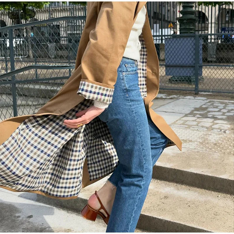 Manteau long doublure à carreaux – Élégance urbaine intemporelle