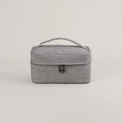 Araya | Elegant and spacious organizer for beauty essentials 2