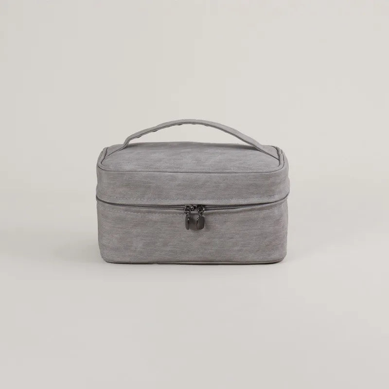 Araya | Elegant and spacious organizer for beauty essentials 1