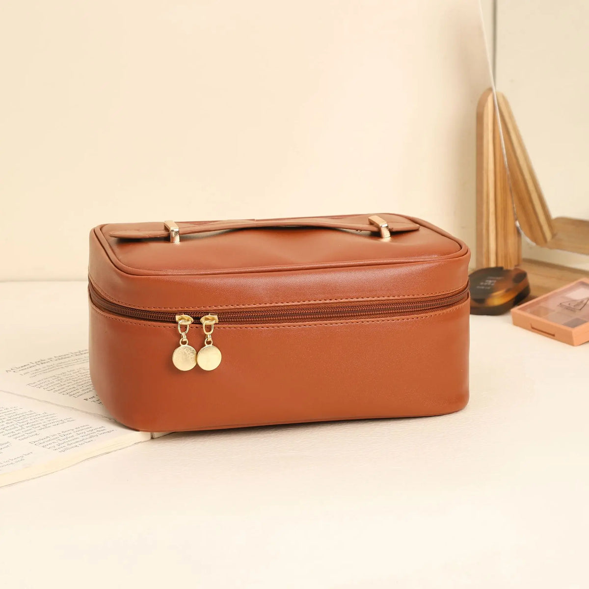 Dana | Elegant and spacious organizer for beauty utensils 1